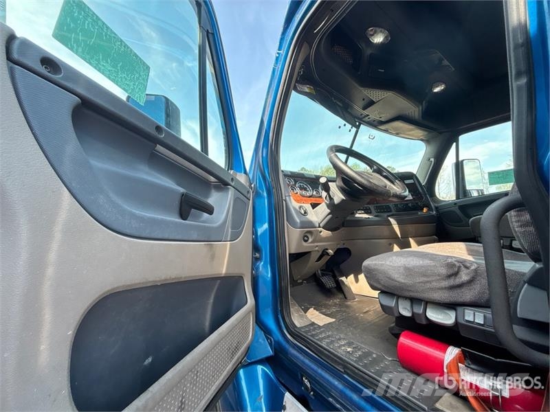 Freightliner Cascadia 125 6x4 T/A Sleeper Truck Tractor (Inoper Vilcēji