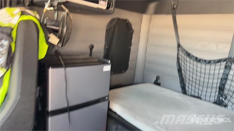 Freightliner Cascadia 126 6x4 T/A Sleeper Truck Tractor 中古トラクターヘッド | トレーラーヘッド
