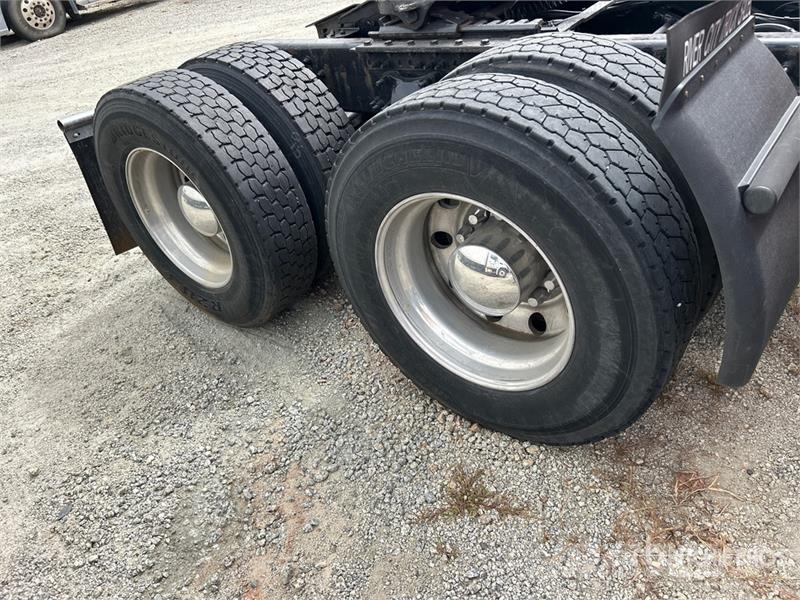 Freightliner Cascadia 126 6x4 T/A Sleeper Truck Tractor (Inoper Tractor Units
