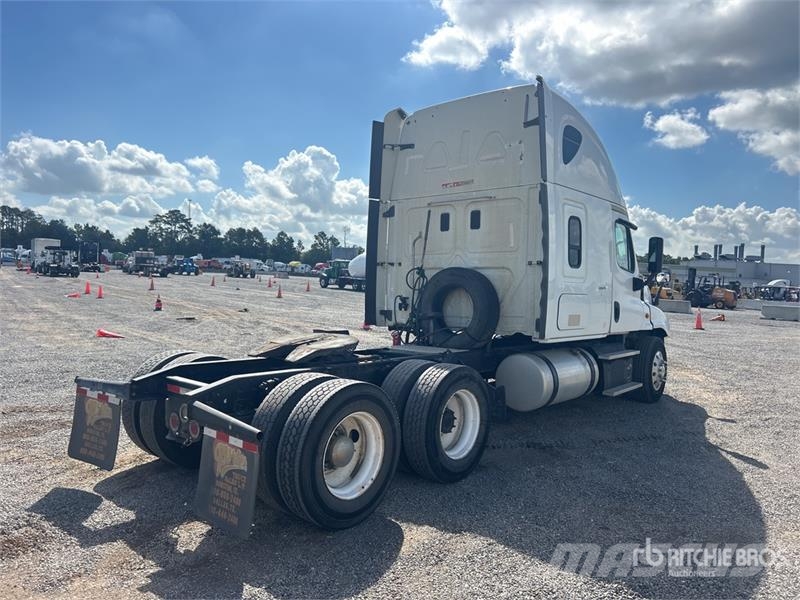 Freightliner Cascadia 125 6x4 T/A Sleeper Truck Tractor Trekkvogner