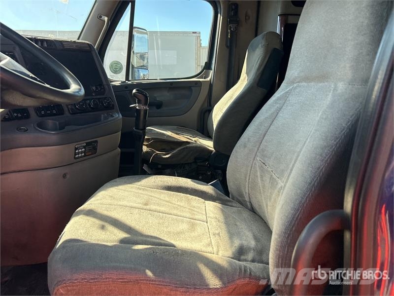 Freightliner Cascadia 125 6x4 T/A Sleeper Truck Tractor Vlačilci