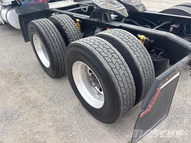 Freightliner Cascadia 125 6x4 T/A Sleeper Truck Tractor Tegljači