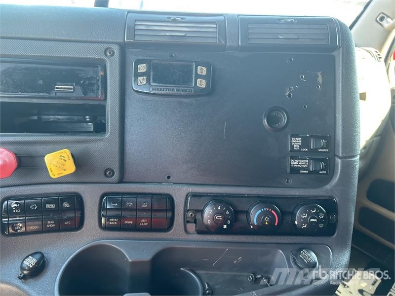 Freightliner Cascadia 125 6x4 T/A Sleeper Truck Tractor Vlačilci