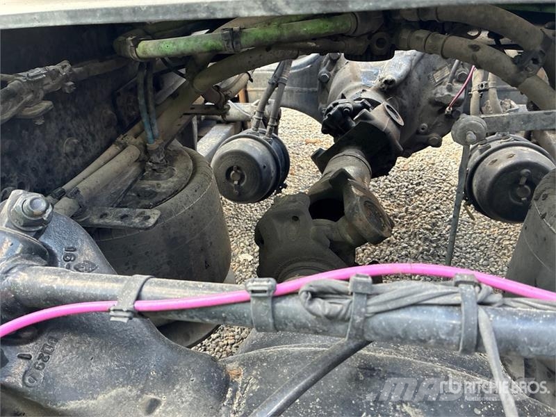 Freightliner Cascadia 126 6x4 T/A Sleeper Truck Tractor 中古トラクターヘッド | トレーラーヘッド
