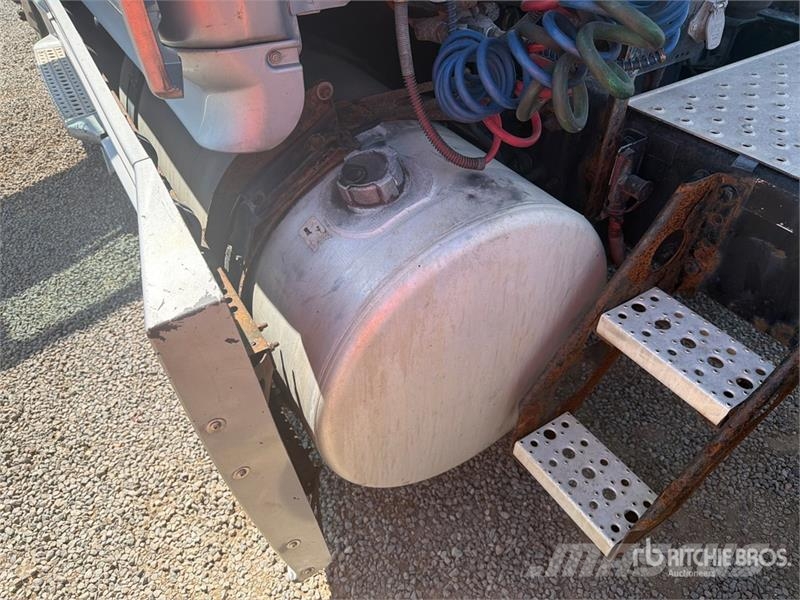 Freightliner Cascadia 125 6x4 T/A Sleeper Truck Tractor 中古トラクターヘッド | トレーラーヘッド