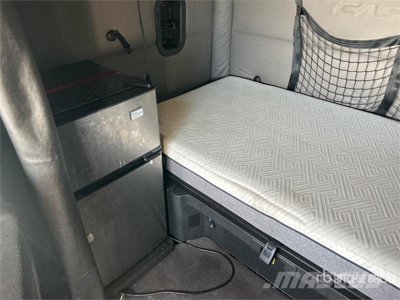 Freightliner Cascadia 126 6x4 T/A Sleeper Truck Tractor 中古トラクターヘッド | トレーラーヘッド