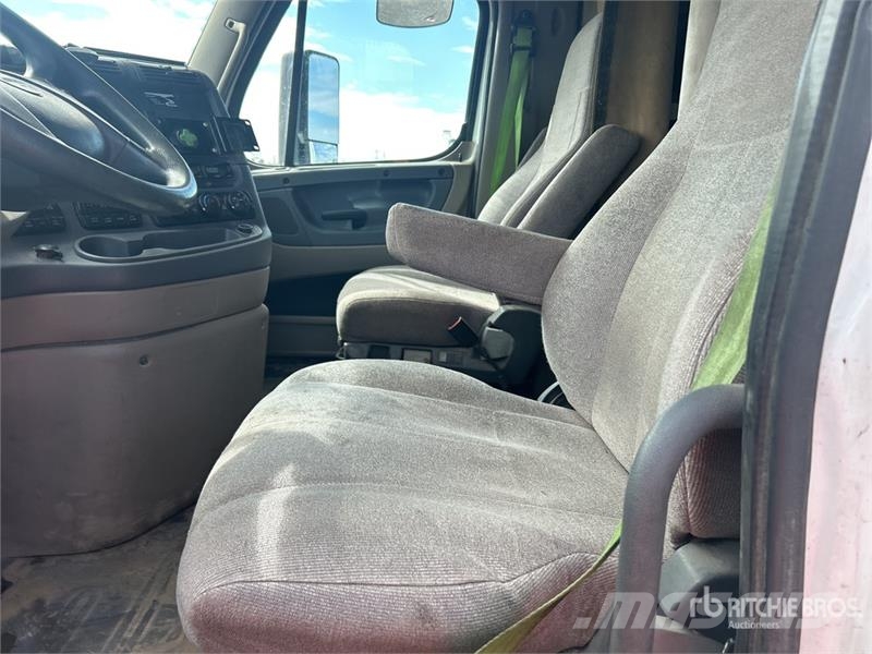 Freightliner Cascadia 125 6x4 T/A Sleeper Truck Tractor Tegljači
