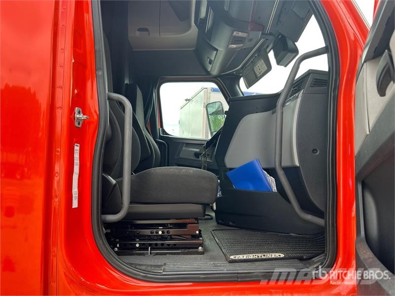 Freightliner Cascadia 126 6x4 T/A Sleeper Truck Tractor (Inoper Tractor Units