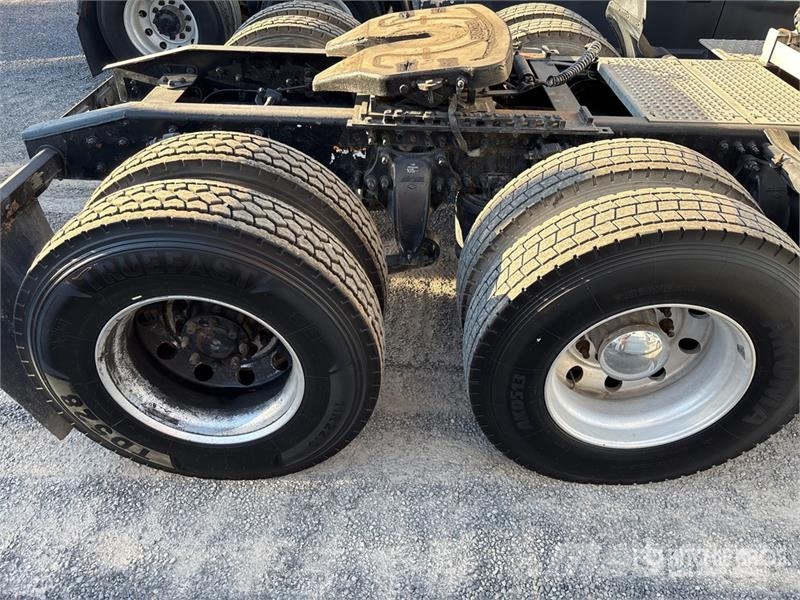 Freightliner Cascadia 126 6x4 T/A Sleeper Truck Tractor وحدات الجر