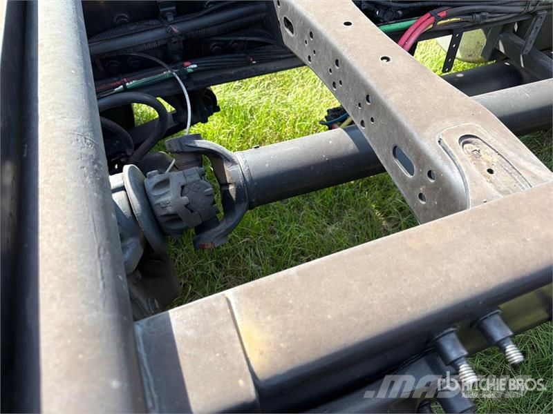 Freightliner Cascadia 113 6x4 Sleeper Car Carrier Truck مركبات النقل