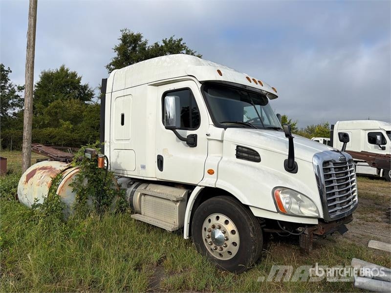 Freightliner Cascadia 113 6x4 Sleeper Car Carrier Truck Trasportatore per veicoli