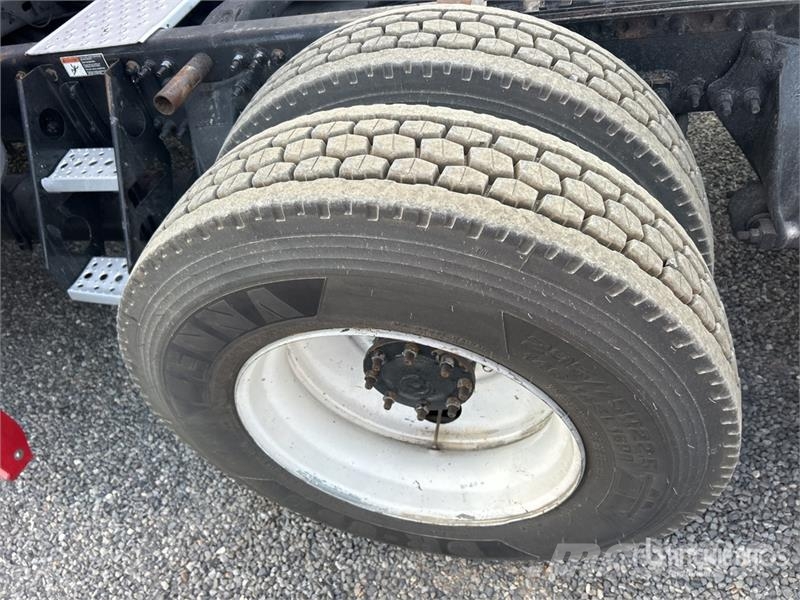 Freightliner Cascadia 125 6x4 T/A Sleeper Truck Tractor Vilcēji