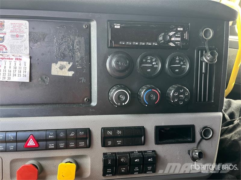 Freightliner Cascadia 126 6x4 T/A Sleeper Truck Tractor (Inoper Тягачі
