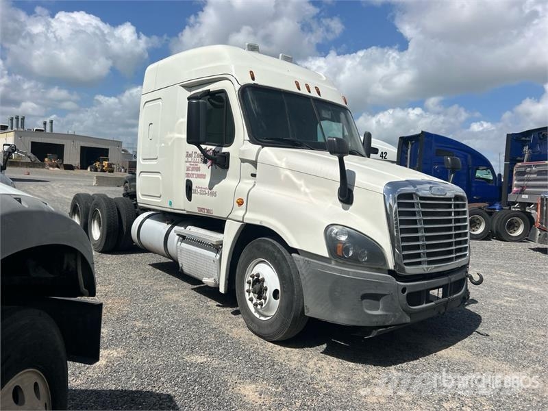 Freightliner Cascadia 125 6x4 T/A Sleeper Truck Tractor (Inoper Camiones tractor