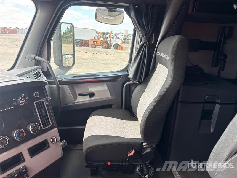 Freightliner Cascadia 126 6x4 T/A Sleeper Truck Tractor Vlačilci