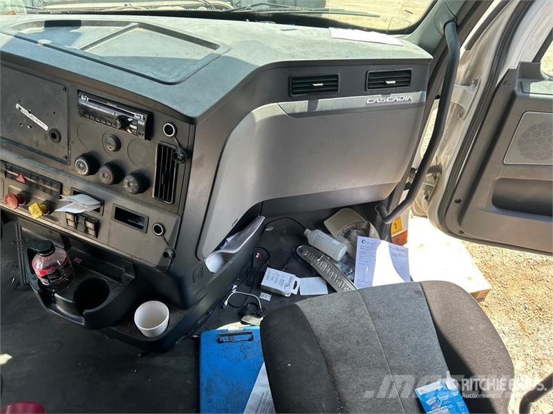 Freightliner Cascadia 126 6x4 T/A Sleeper Truck Tractor (Inoper Vilcēji