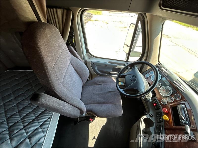 Freightliner Cascadia 113 6x4 Sleeper Car Carrier Truck Autovežiai