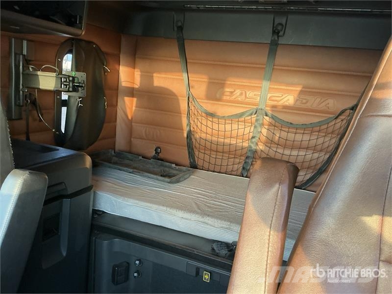 Freightliner Cascadia 126 6x4 T/A Sleeper Truck Tractor (Inoper Tegljači