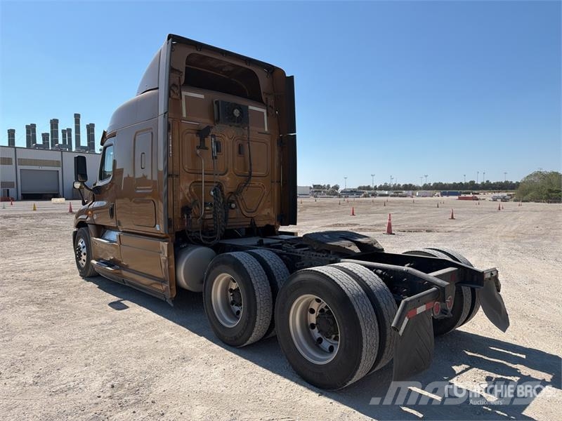 Freightliner Cascadia 125 6x4 T/A Sleeper Truck Tractor Tegljači