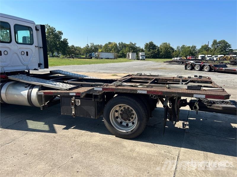 Freightliner Cascadia 113 4x2 Car Carrier Truck Trasportatore per veicoli