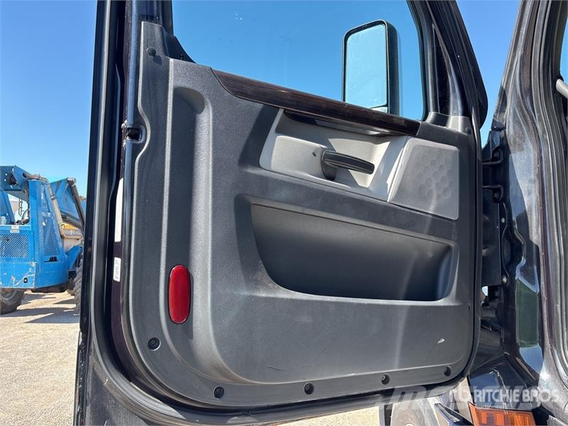 Freightliner Cascadia 126 6x4 T/A Sleeper Truck Tractor Седельные тягачи