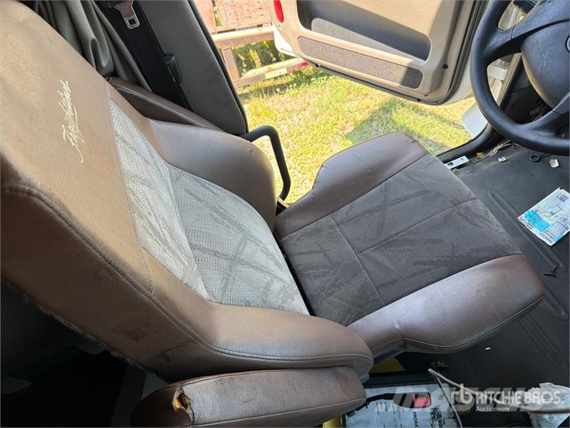 Freightliner Cascadia 113 6x4 Sleeper Car Carrier Truck (Inoper Camiones portacoches