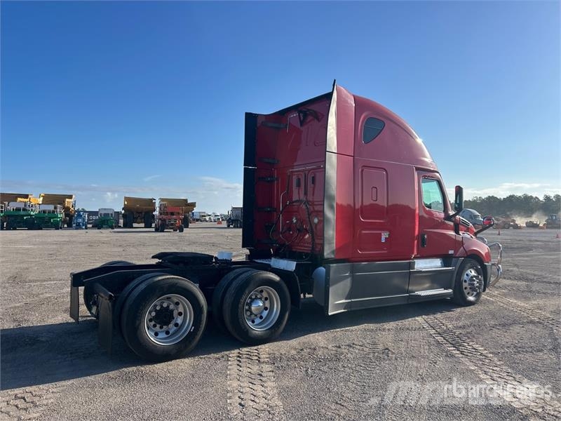Freightliner Cascadia 126 6x4 T/A Sleeper Truck Tractor Тягачі