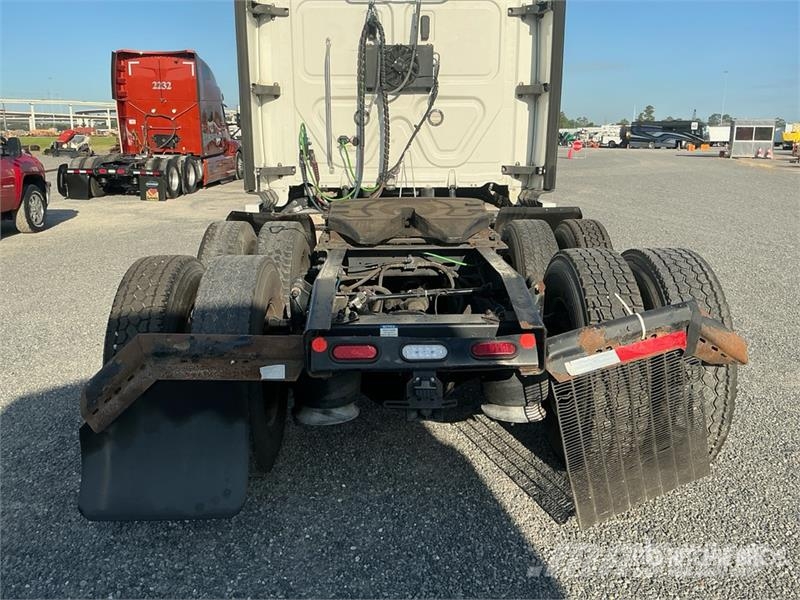 Freightliner Cascadia 126 6x4 T/A Sleeper Truck Tractor Седельные тягачи