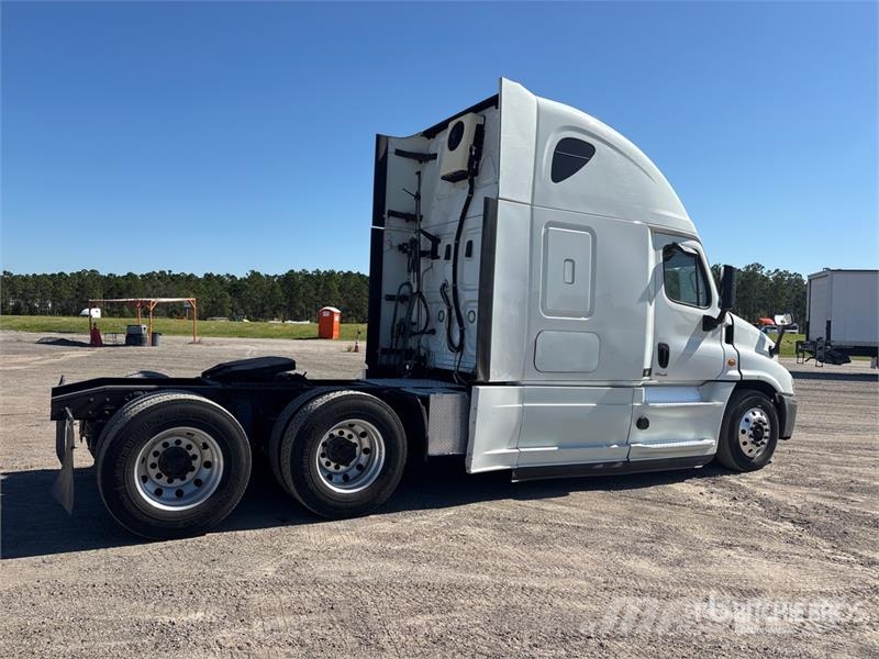 Freightliner Cascadia 125 T/A Sleeper Truck Tractor Vilcēji