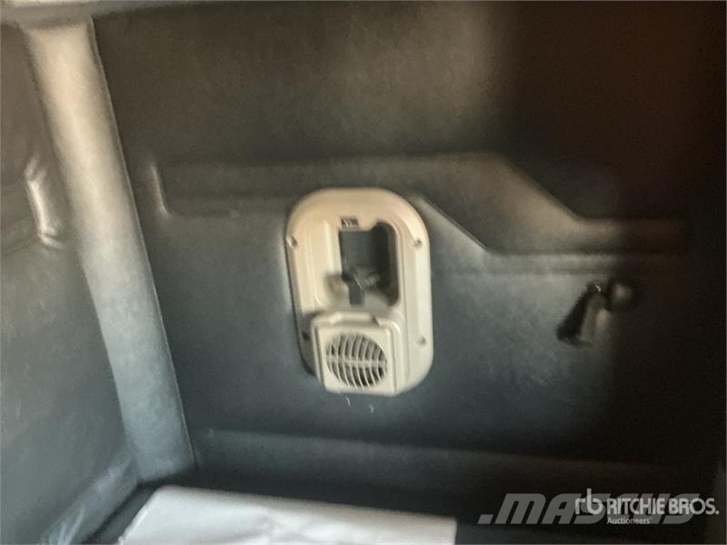 Freightliner Cascadia 125 6x4 T/A Sleeper Truck Tractor 中古トラクターヘッド | トレーラーヘッド