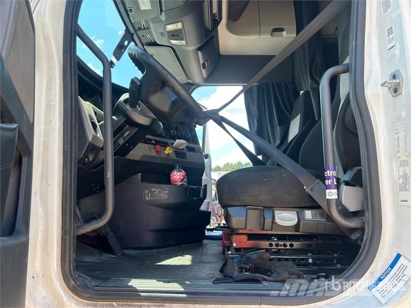 Freightliner Cascadia 126 6x4 T/A Sleeper Truck Tractor (Inoper Vilcēji