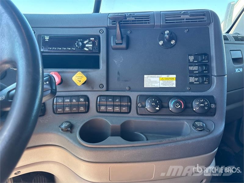 Freightliner Cascadia 125 6x4 T/A Sleeper Truck Tractor (Inoper Trekkvogner