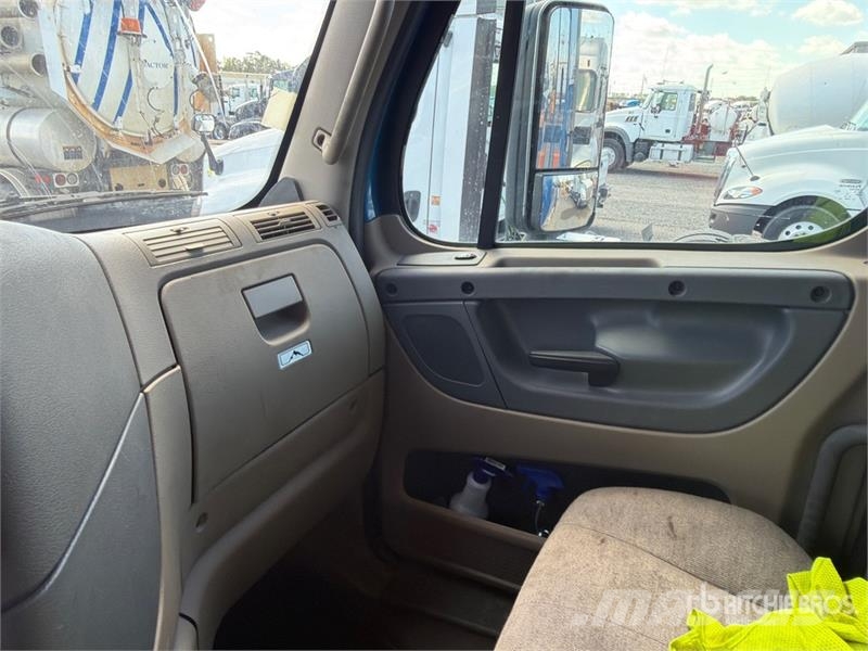 Freightliner Cascadia 125 6x4 T/A Sleeper Truck Tractor Vilcēji