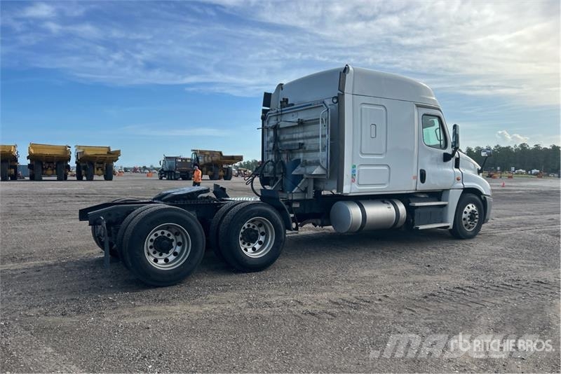 Freightliner Cascadia 125 6x4 T/A Sleeper Truck Tractor Tractores (camiões)
