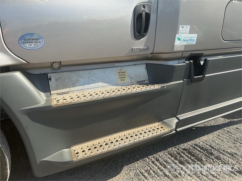 Freightliner Cascadia 125 6x4 T/A Sleeper Truck Tractor 中古トラクターヘッド | トレーラーヘッド