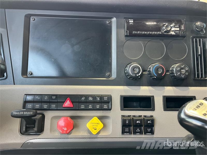 Freightliner Cascadia 126 6x4 T/A Sleeper Truck Tractor Tegljači