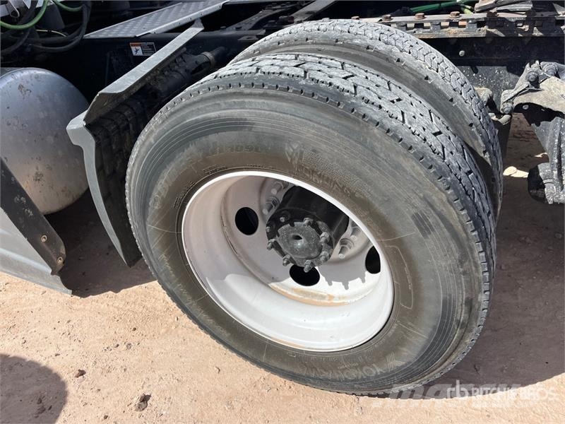 Freightliner Cascadia 126 6x4 T/A Sleeper Truck Tractor Седельные тягачи