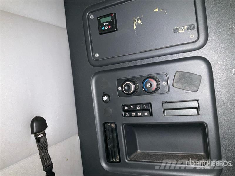 Freightliner Cascadia 126 6x4 T/A Sleeper Truck Tractor Vilcēji