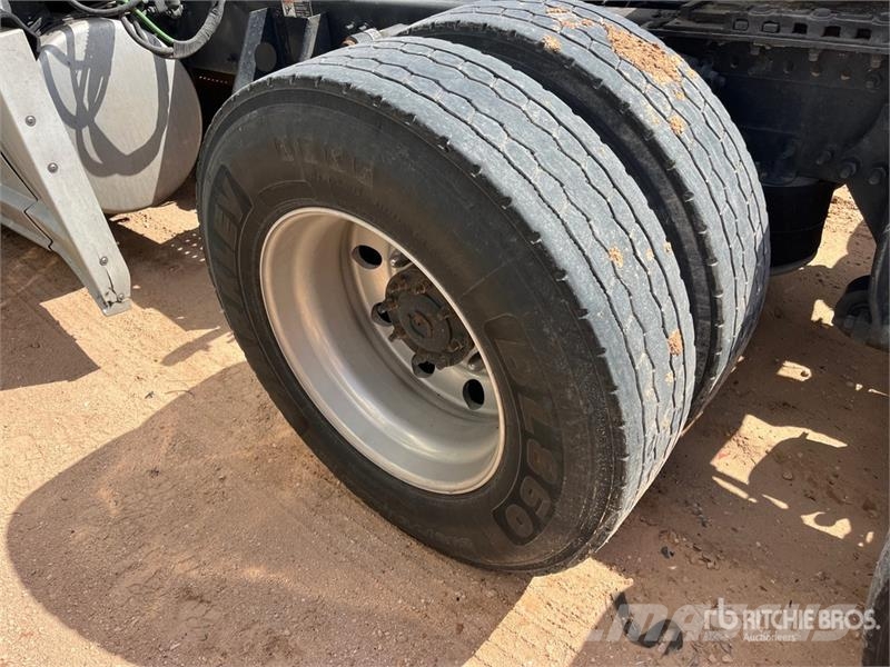Freightliner Cascadia 126 6x4 T/A Sleeper Truck Tractor (Inoper Тягачі