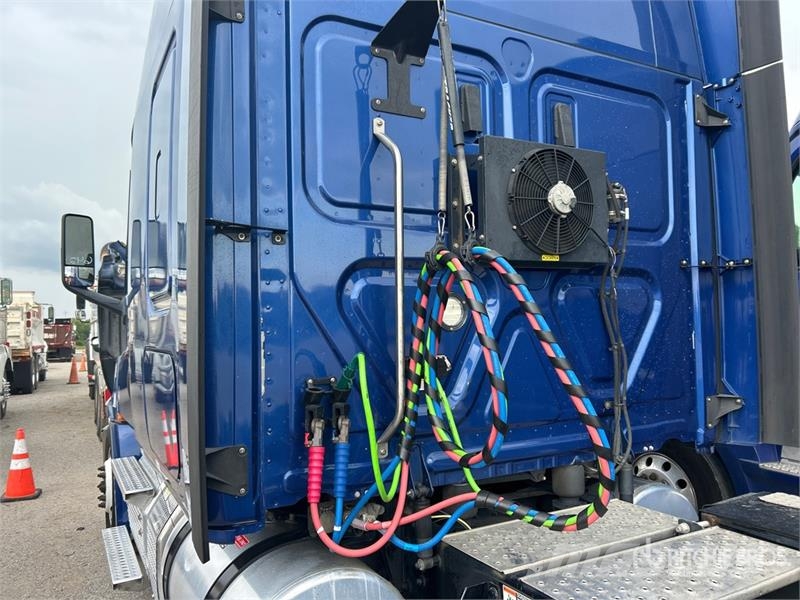 Freightliner Cascadia 126 6x4 T/A Sleeper Truck Tractor Tractor Units