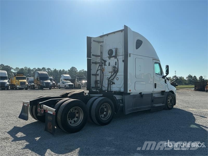 Freightliner Cascadia 126 6x4 T/A Sleeper Truck Tractor وحدات الجر