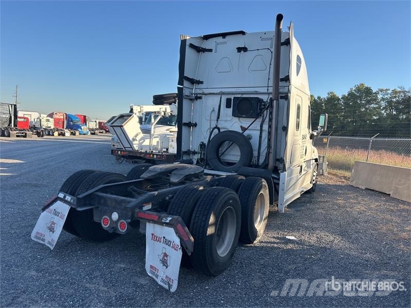 Freightliner Cascadia 125 6x4 T/A Sleeper Truck Tractor (Inoper Vilcēji