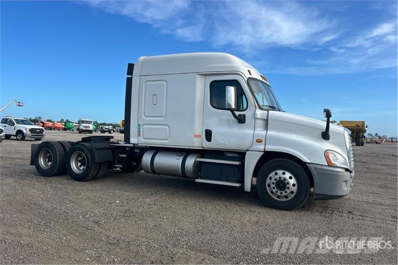Freightliner Cascadia 125 6x4 T/A Sleeper Truck Tractor Tractores (camiões)