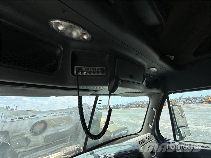 Freightliner Cascadia 125 6x4 Tri/A Day Cab Truck Tractor (Glid Nyergesvontatók