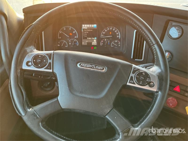 Freightliner Cascadia 126 6x4 T/A Sleeper Truck Tractor (Inoper Tegljači