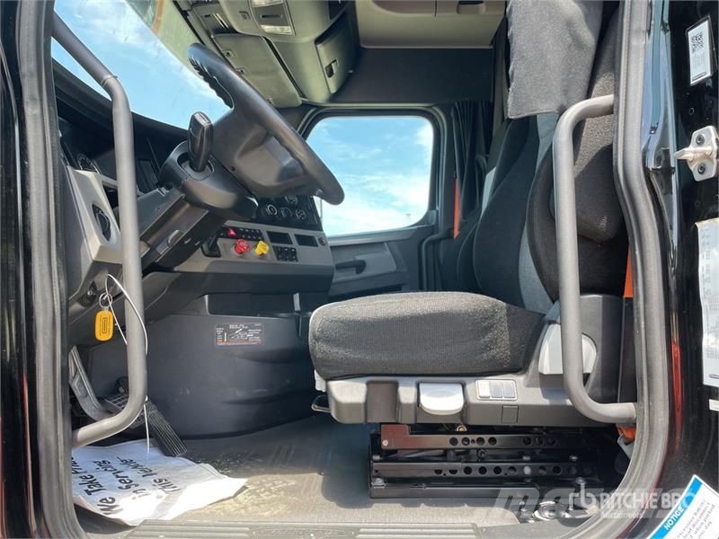 Freightliner Cascadia 126 6x4 T/A Sleeper Truck Tractor (Inoper Седельные тягачи