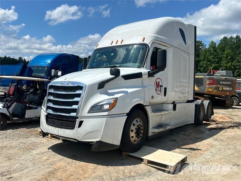 Freightliner Cascadia 126 6x4 T/A Sleeper Truck Tractor (Inoper Vilcēji