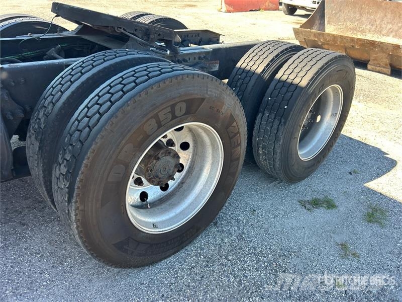 Freightliner Cascadia 126 6x4 T/A Sleeper Truck Tractor Седельные тягачи