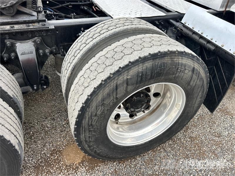 Freightliner Cascadia 125 6x4 T/A Sleeper Truck Tractor Vilcēji