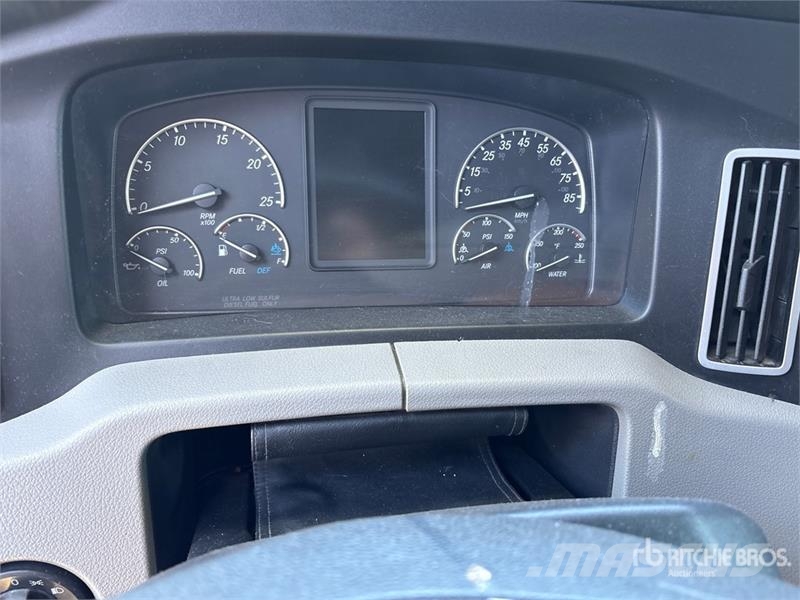Freightliner Cascadia 126 8x4 Tri/A Sleeper Truck Tractor (Inop Tegljači
